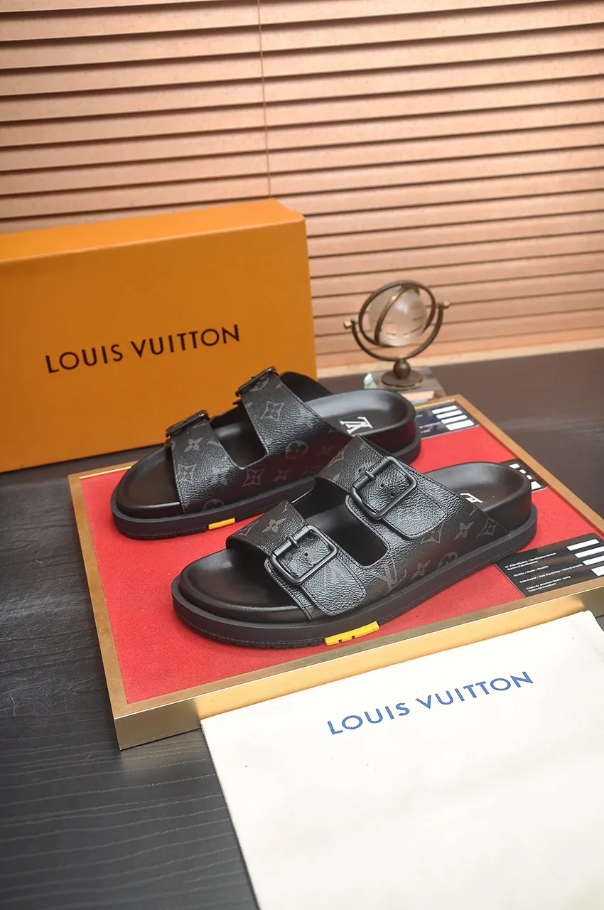 Men's shoes 💰400💶 [Louis Vuitton LV slippers] (high-end cowhide) counter 1:1 fashion style, a must-have for summer! The designer used LV’s iconic outsole. The original simple slippers instantly become fashionable! The upper is made of flexible special cowhide leather straps alternately, and the workmanship is exquisite! A must-have for stylish men in summer, size 38-45 (45 customized)